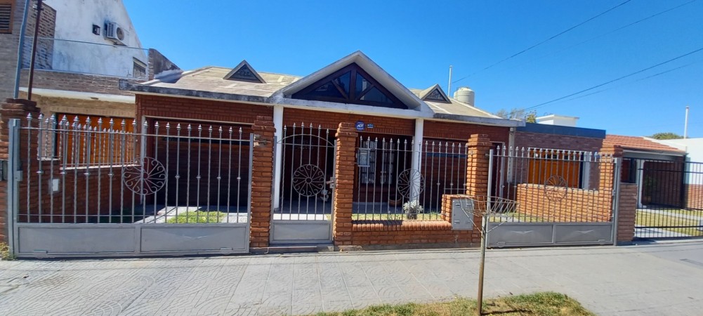 HERMOSA CASA EN LA VENTA EN B° POETA LUGONES. CON CERTIF. BANCOR!!!!