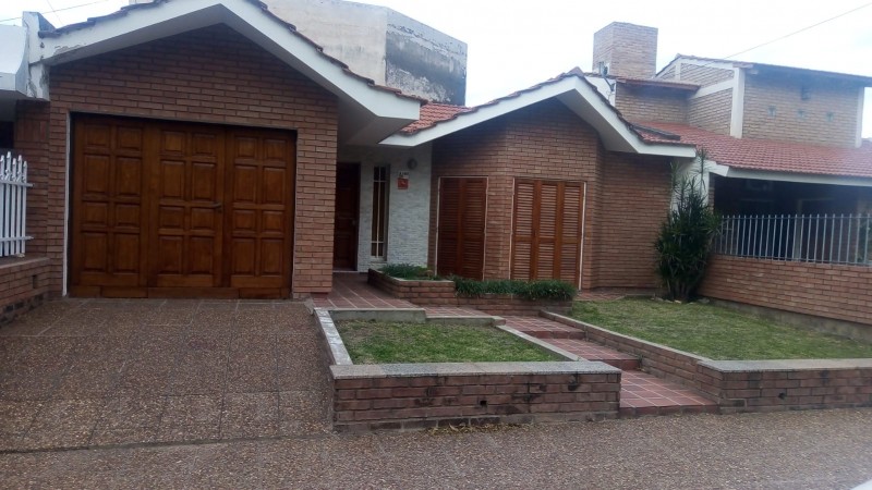 CASA EN VENTA 3 DORM. EXCELENTE UBICACIÓN EN B° POETA LUGONES