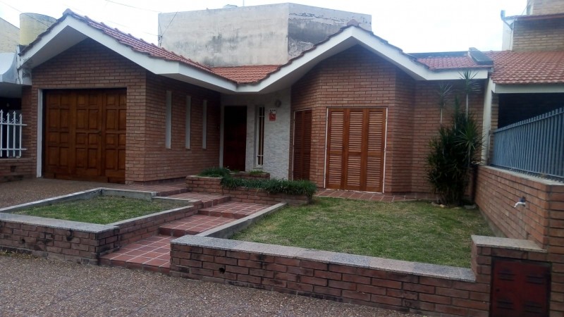 CASA EN VENTA 3 DORM. EXCELENTE UBICACIÓN EN B° POETA LUGONES