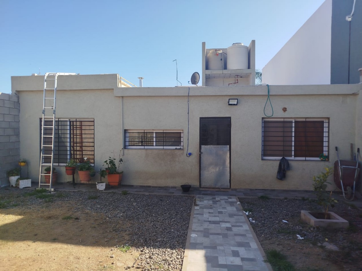 CASA EN VENTA 3DORM BARRIO CON SEGURIDAD VILLA ESQUIU!!!