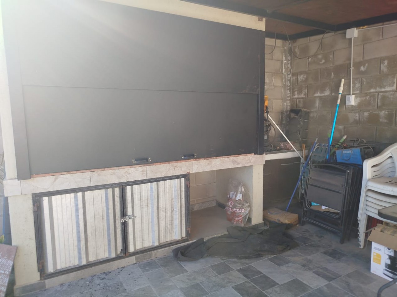 CASA EN VENTA 3DORM BARRIO CON SEGURIDAD VILLA ESQUIU!!!