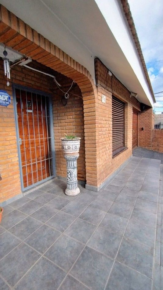 HERMOSA CASA A LA VENTA 4 DORM. C/PILETA B°AYACUCHO