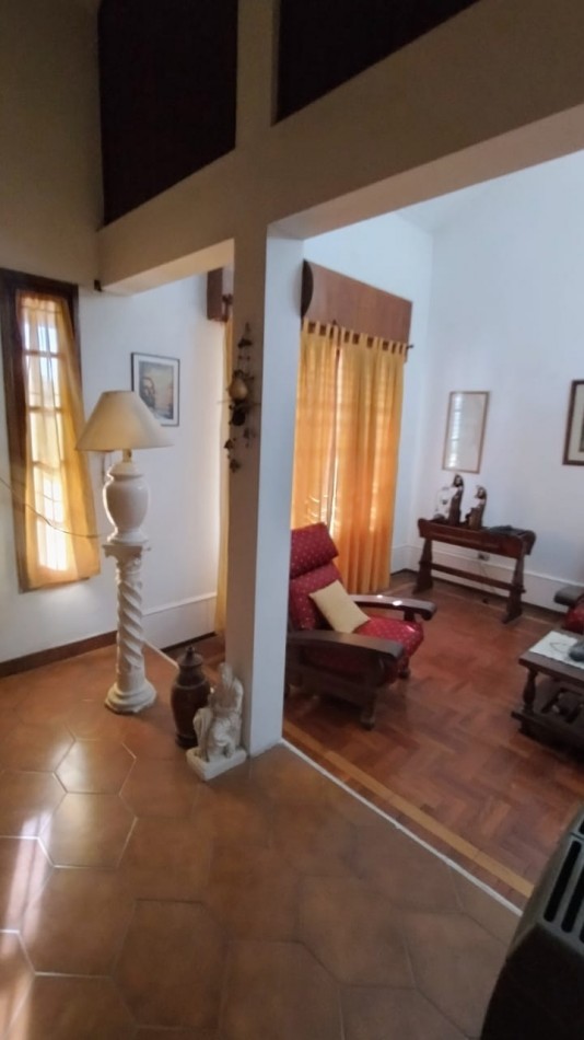 HERMOSA CASA A LA VENTA 4 DORM. C/PILETA B°AYACUCHO