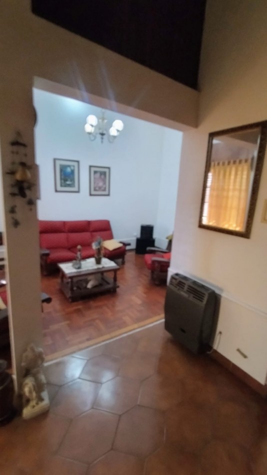 HERMOSA CASA A LA VENTA 4 DORM. C/PILETA B°AYACUCHO