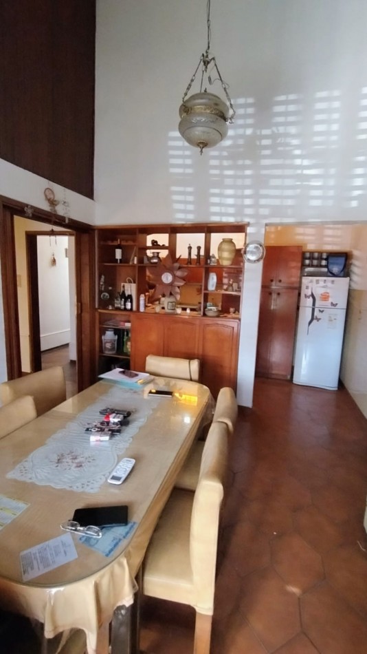 HERMOSA CASA A LA VENTA 4 DORM. C/PILETA B°AYACUCHO