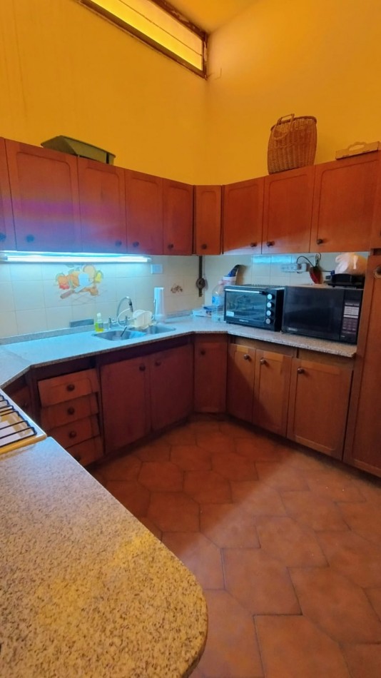 HERMOSA CASA A LA VENTA 4 DORM. C/PILETA B°AYACUCHO