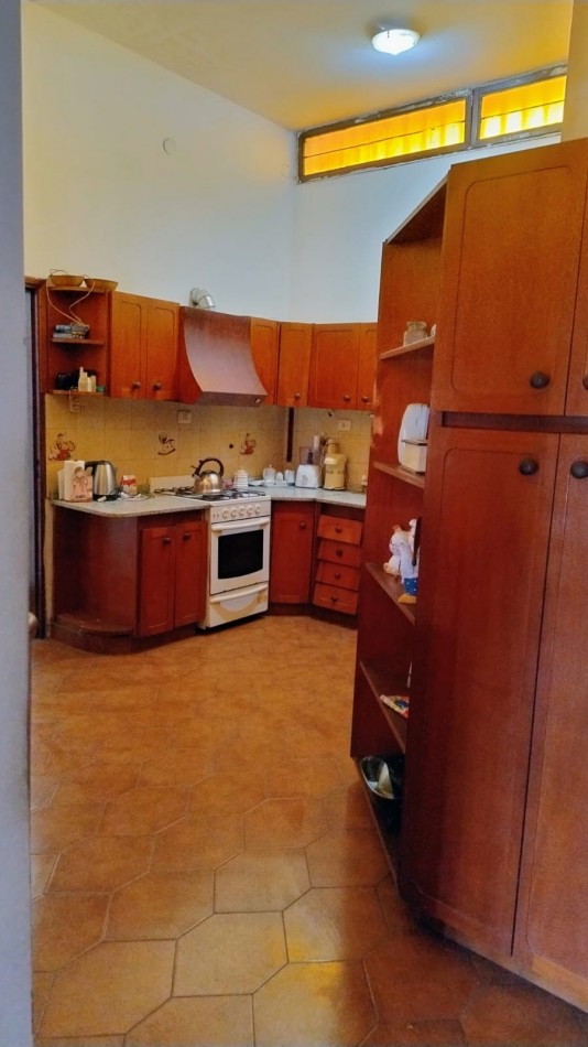 HERMOSA CASA A LA VENTA 4 DORM. C/PILETA B°AYACUCHO