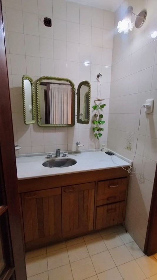 HERMOSA CASA A LA VENTA 4 DORM. C/PILETA B°AYACUCHO