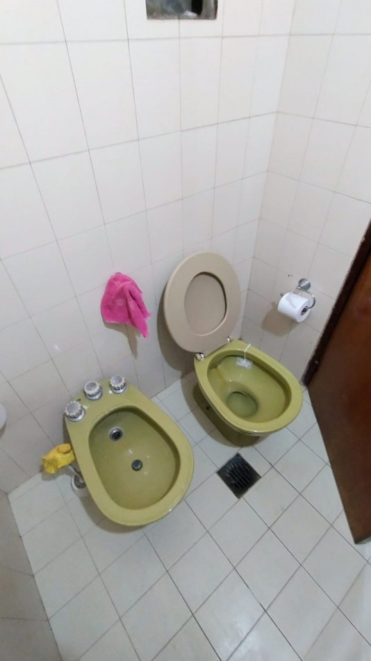 HERMOSA CASA A LA VENTA 4 DORM. C/PILETA B°AYACUCHO