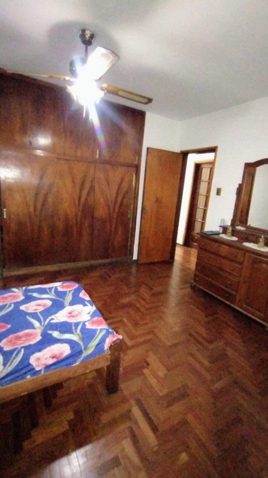 HERMOSA CASA A LA VENTA 4 DORM. C/PILETA B°AYACUCHO
