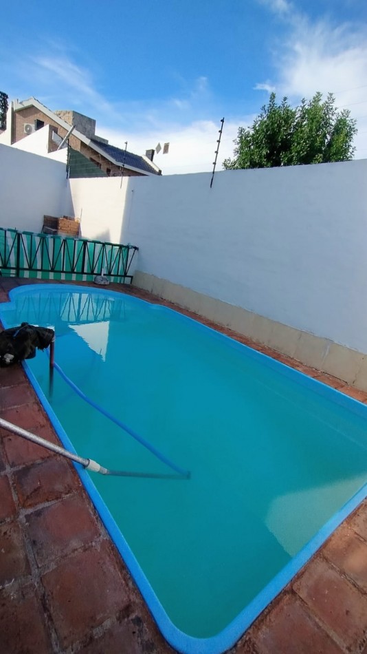 HERMOSA CASA A LA VENTA 4 DORM. C/PILETA B°AYACUCHO