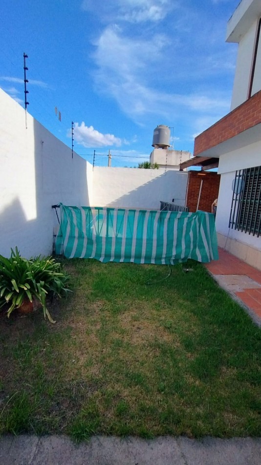 HERMOSA CASA A LA VENTA 4 DORM. C/PILETA B°AYACUCHO