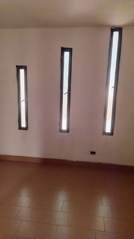 HERMOSA CASA A LA VENTA 4 DORM. C/PILETA B°AYACUCHO