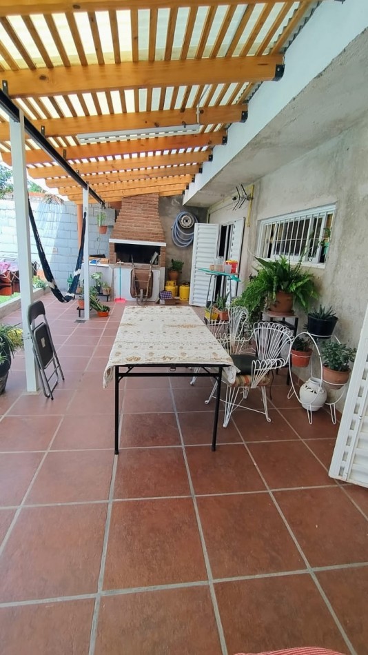 VENDO CASA 3 DORM C/PILETA EN B°CON SEGURIDAD VILLA ESQUIU!!!!!