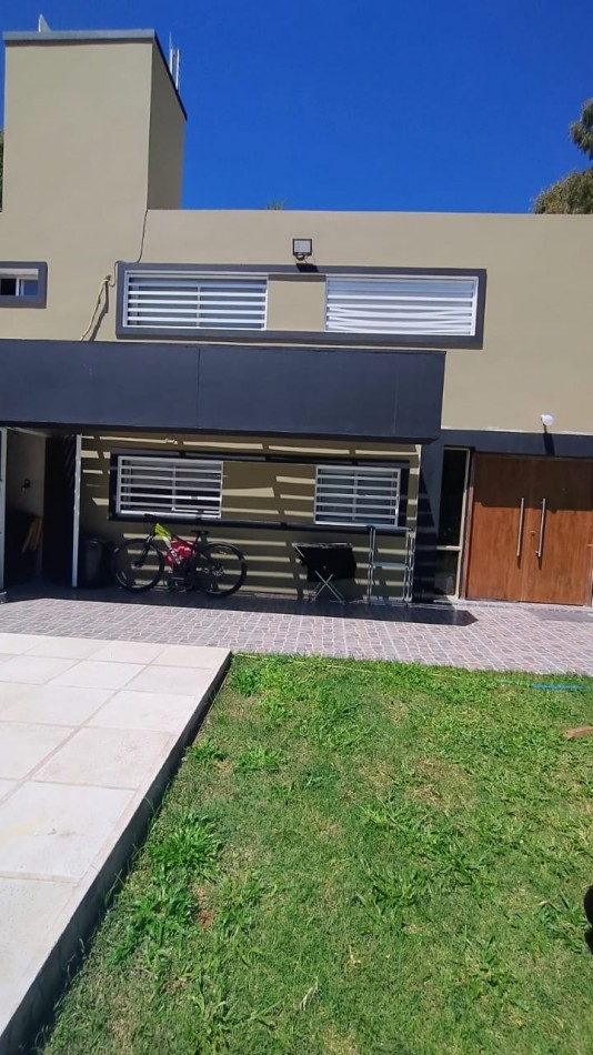 HERMOSA PROPIEDAD EN VENTA 2 DORM. EN BARRIO CON SEGURIDAD. VILLA ESQUIU!!!!