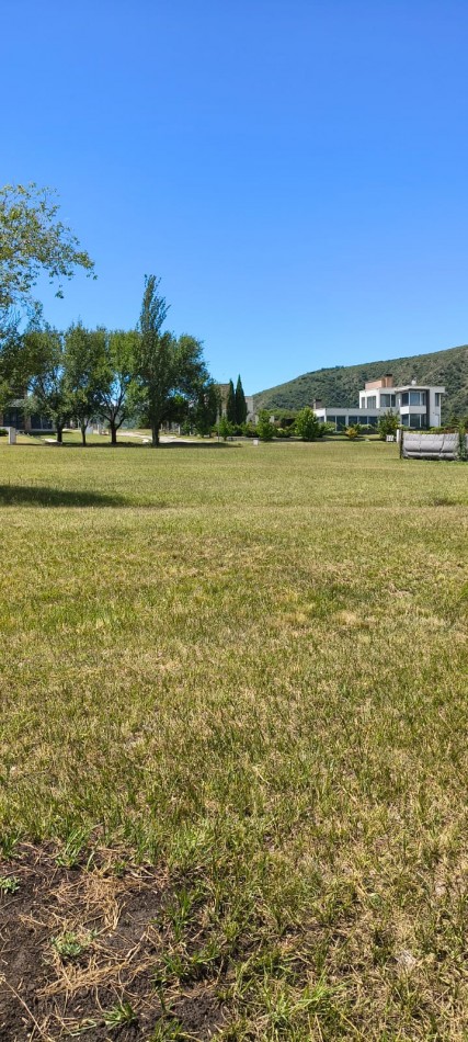 LOTE DE 800 M2 EN VENTA CARLOS PAZ GOLF EXCELENTE ENTORNO!!!!