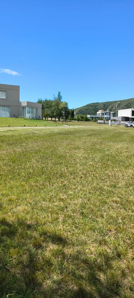 LOTE DE 800 M2 EN VENTA CARLOS PAZ GOLF EXCELENTE ENTORNO!!!!