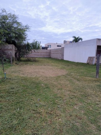 LOTE EN VENTA 250M2 EN BARRIO CON SEGURIDAD. VILLA ESQUIU!!!!