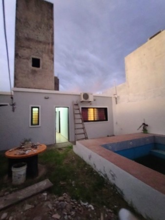 CASA CON PILETA EN BARRIO CON SEGURIDAD, VILLA ESQUIU!!!!