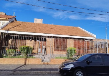 HERMOSA CASA A LA VENTA 4 DORM. C/PILETA B°AYACUCHO
